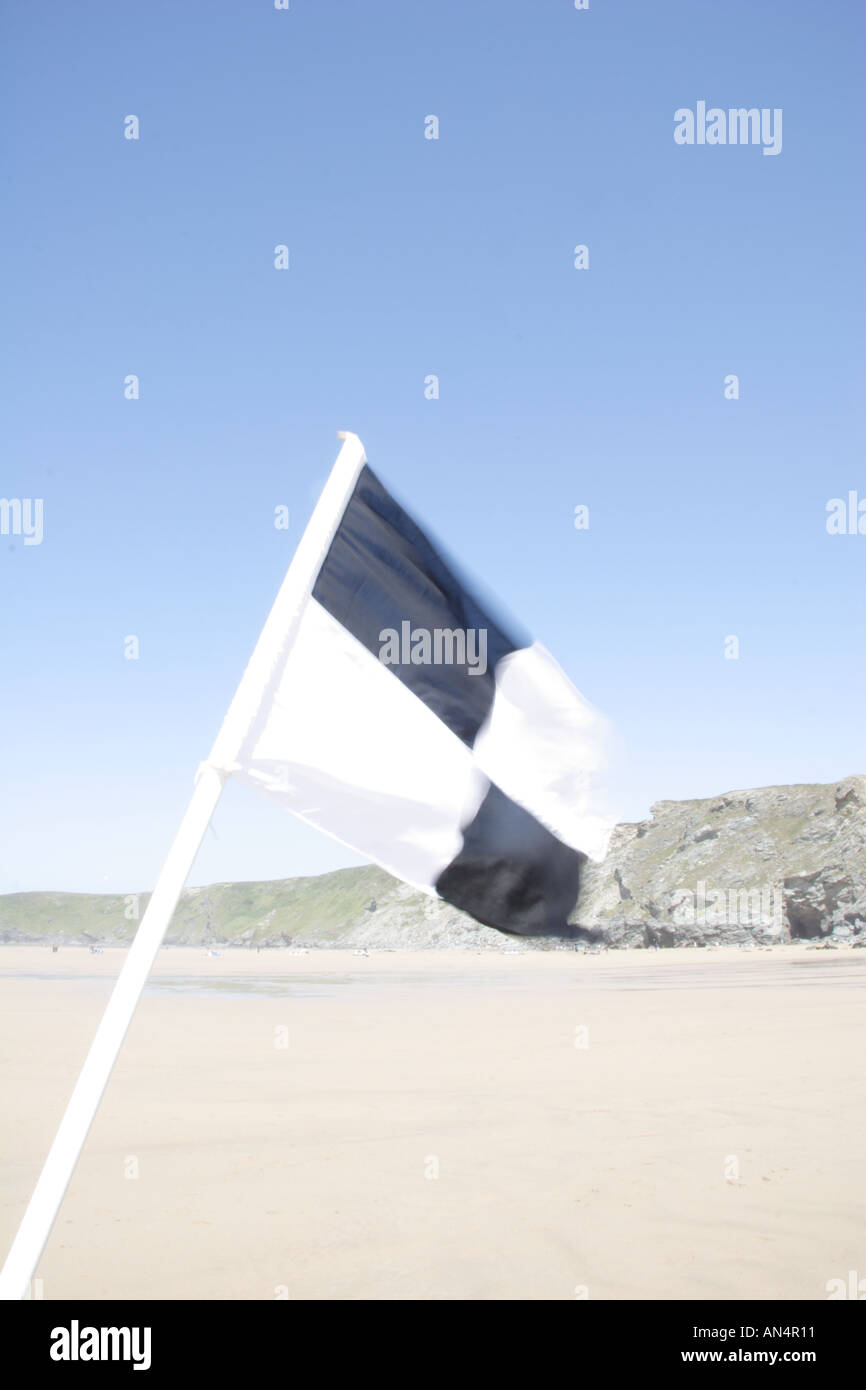 Noir et blanc du drapeau de sécurité à la plage, pour les non-powered de plaisance, tels que planches, sur une plage en été Banque D'Images