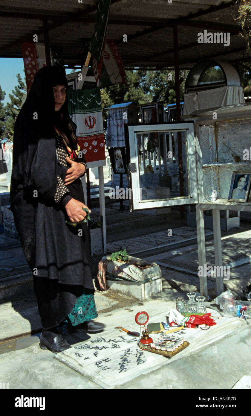 Deuil d'une femme membre d'une famille qu'elle a perdu dans la guerre en Irak l'Iran à un cimetière de guerre à Téhéran Banque D'Images