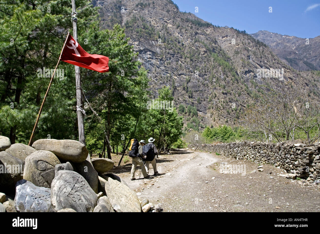 Pierres avec Mantra bouddhiste et drapeau communiste. Khotro laissant village. Circuit de l'Annapurna trek. Le Népal Banque D'Images