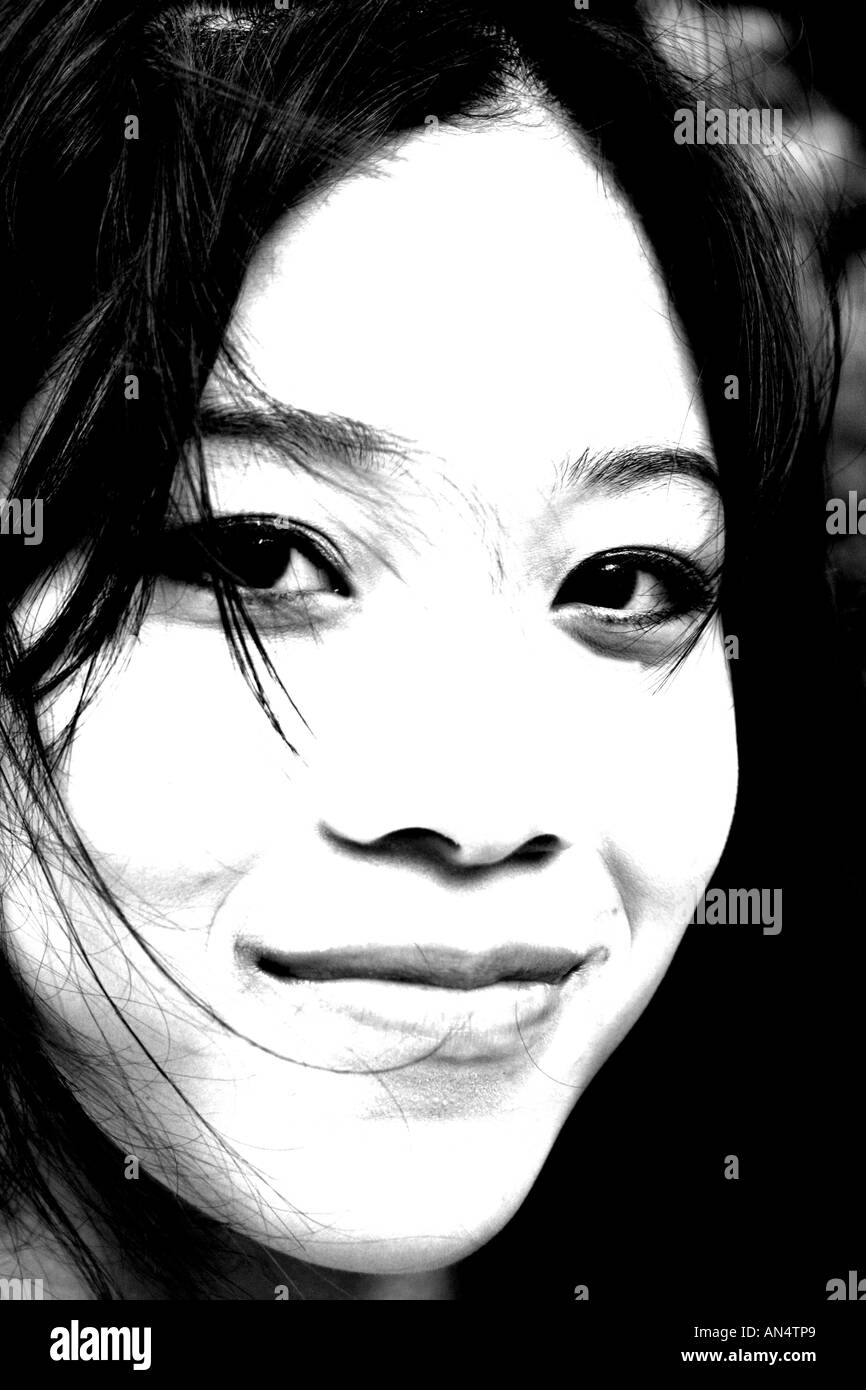 Femme orientale, noir et blanc, contraste élevé, le sourire et un contact visuel avec le veiwer. Banque D'Images Femme orientale, noir et blanc, contraste élevé, le sourire et un contact visuel avec le veiwer. Banque D'Images