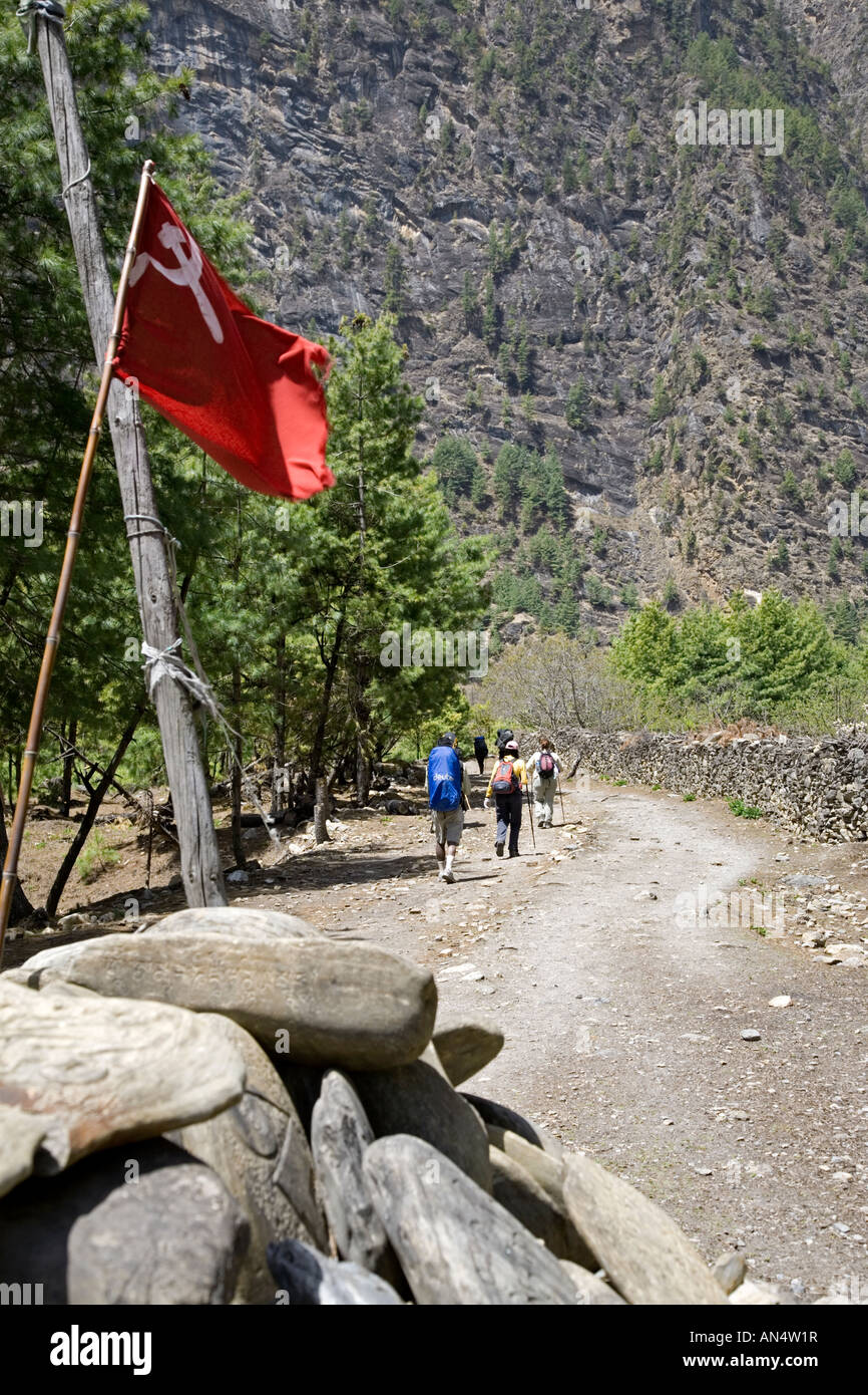 Drapeau communiste. Khotro Hors village. Circuit de l'Annapurna trek. Le Népal Banque D'Images