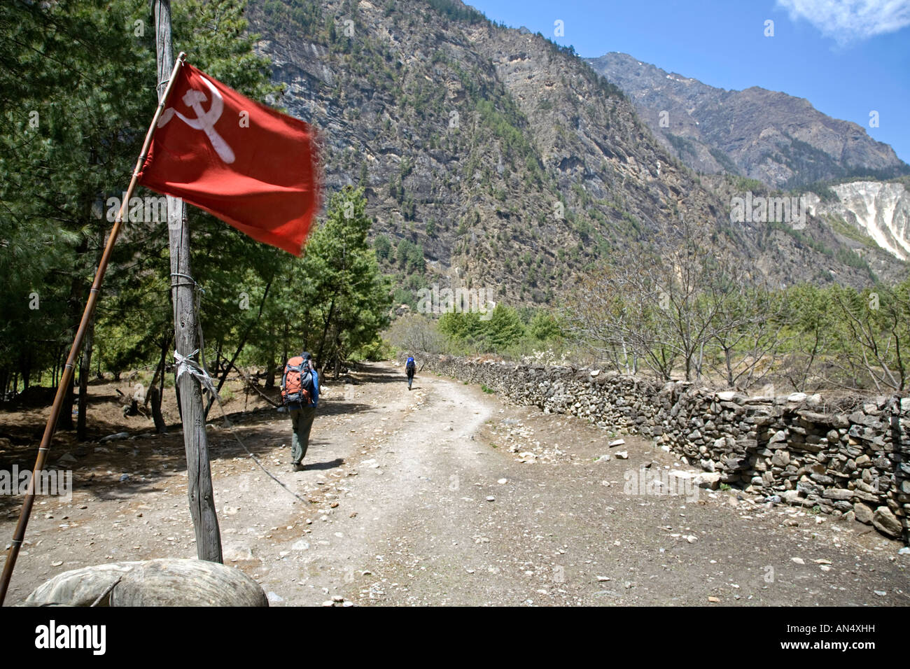 Drapeau communiste. Khotro Hors village. Circuit de l'Annapurna trek. Le Népal Banque D'Images