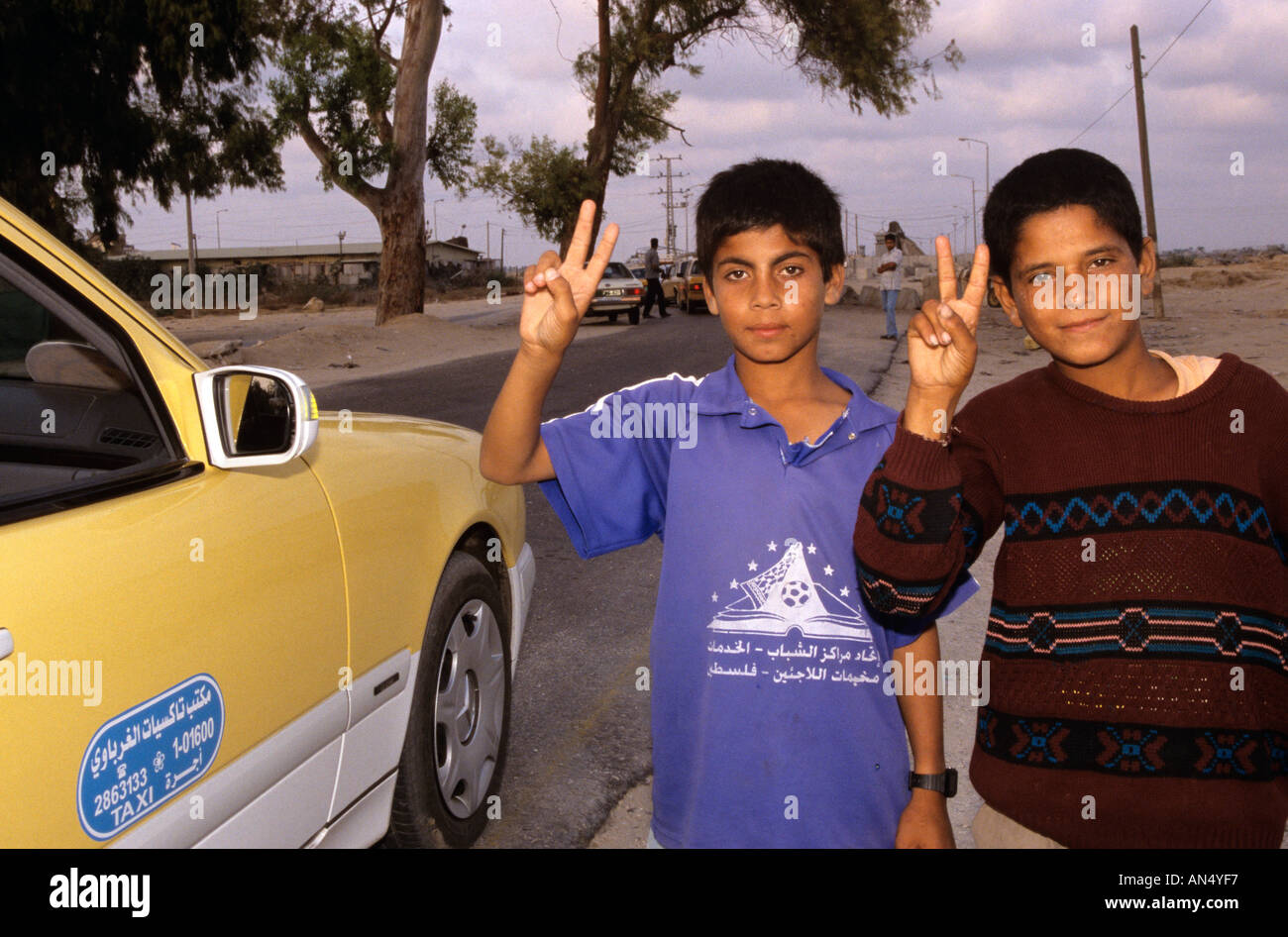 Deux garçons palestiniens posant avec un signe de la paix, de la bande de Gaza, Palestine Banque D'Images