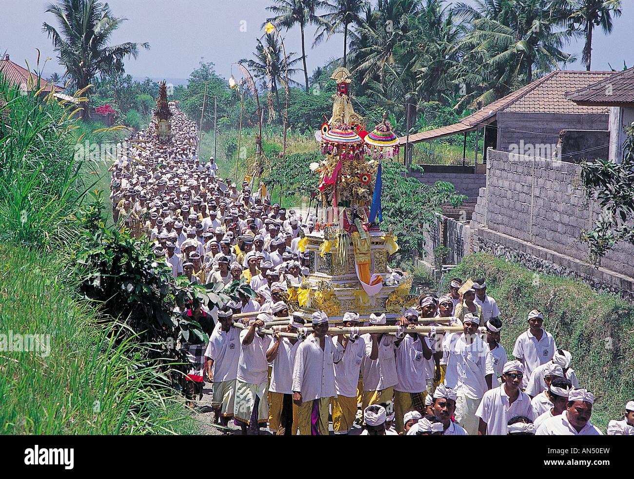 Cérémonie de purification, à Bali en Indonésie. Banque D'Images