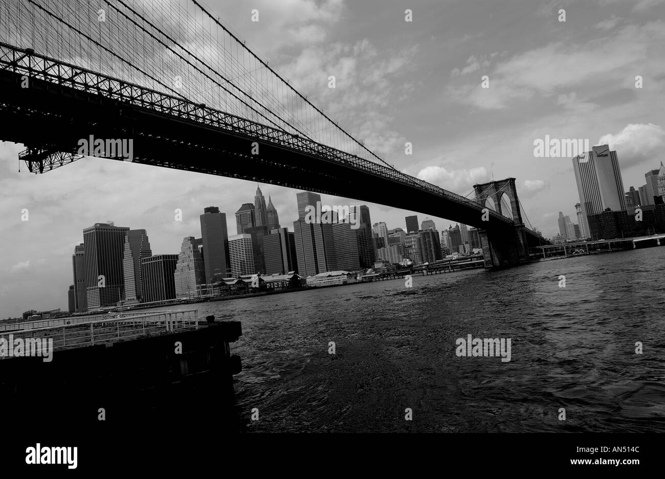 Noir blanc vue de Manhattan le côté est sur l'East River à partir du pont de Brooklyn New York USA Banque D'Images