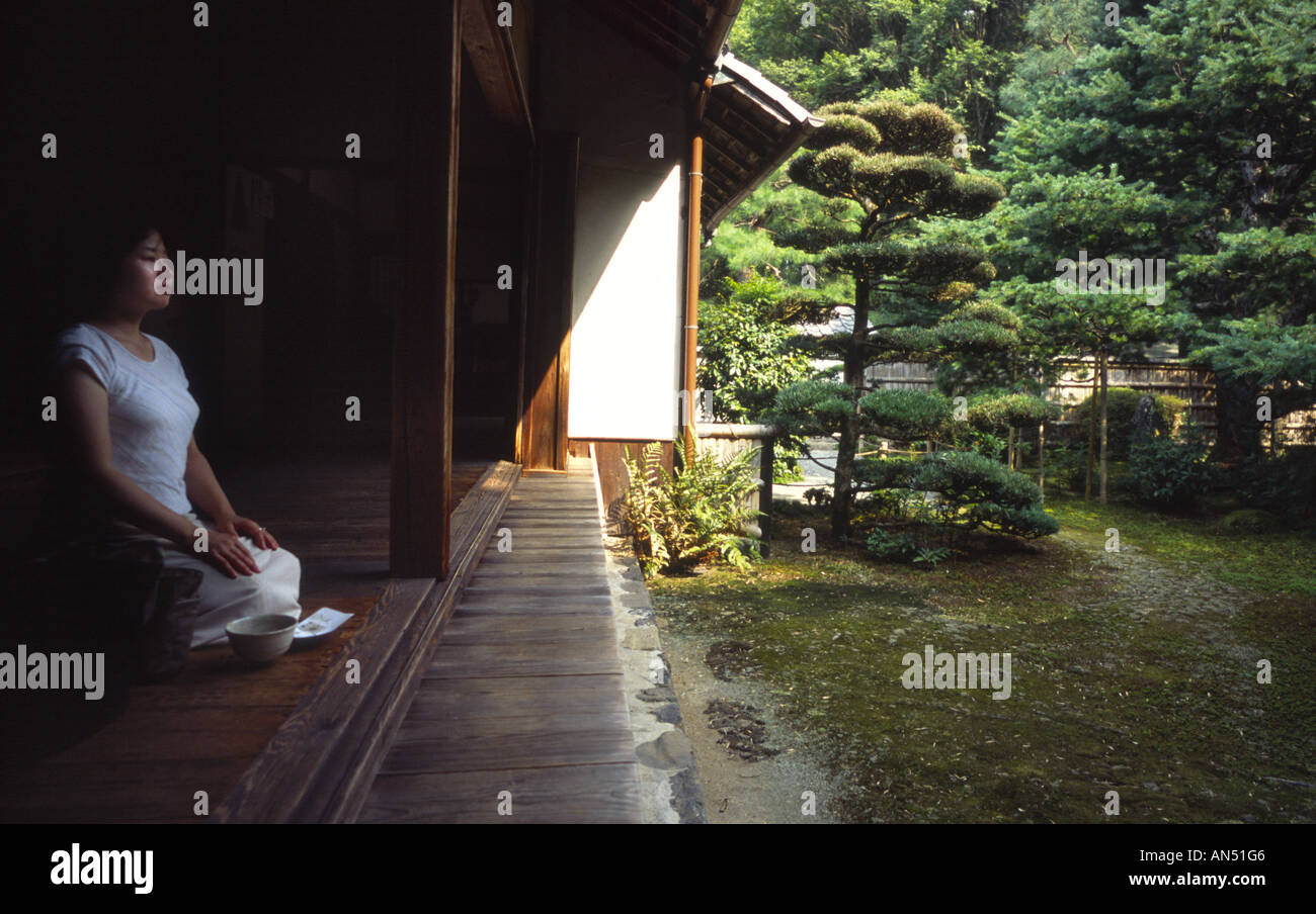 Une femme donne sur la paisible temple Jizo-in, Kyoto, Japon, Kansai Banque D'Images