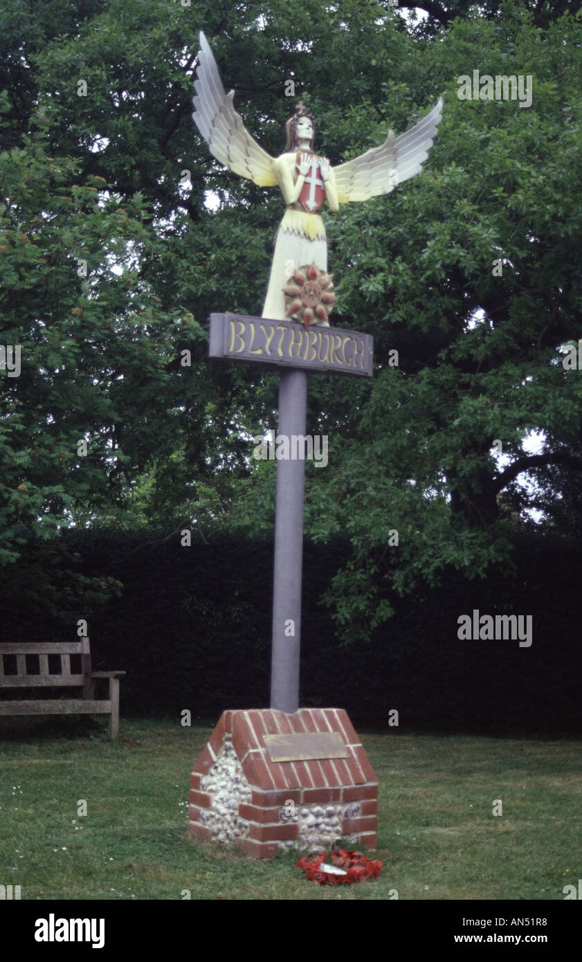 Ange sur une croix avec un nom de lieu situé en dehors de l'église Holy Trinity en Angleterre Suffolk Framlingham Banque D'Images