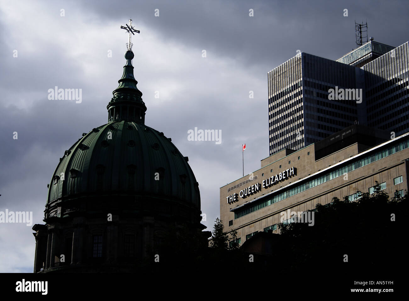 Le dôme d'une église catholique à Montréal Canada avec l'Hôtel Reine  Elizabeth derrière elle Photo Stock - Alamy