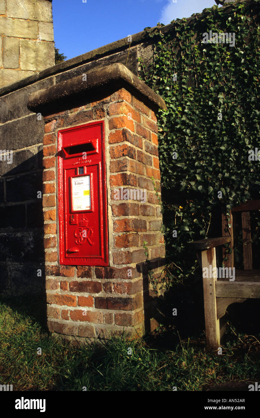 Royal Mail Post Box en Astbury près de Congleton Cheshire Banque D'Images