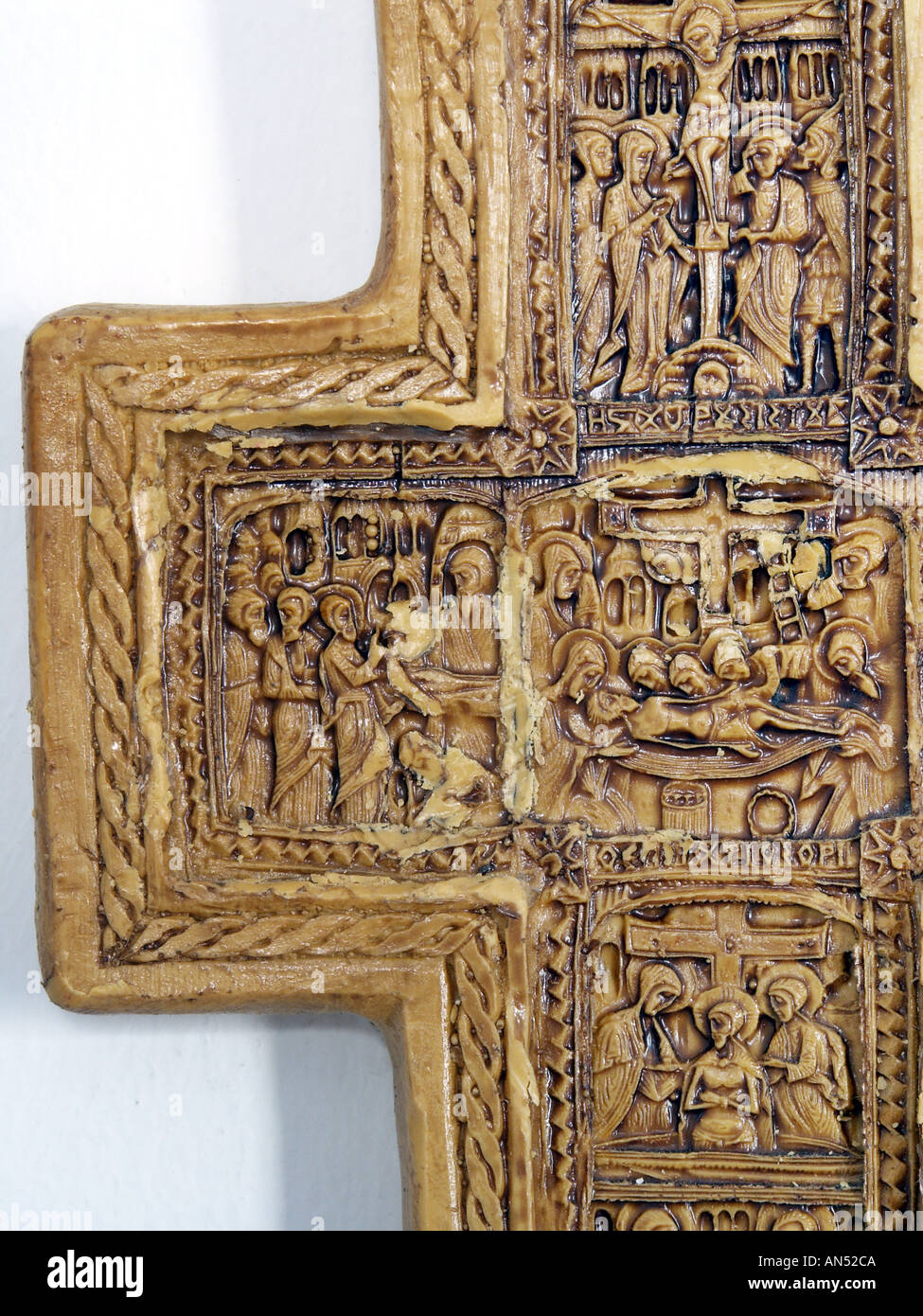 Fait main religieux Croix d'abeille avec de multiples gravures image détail côté gauche Banque D'Images
