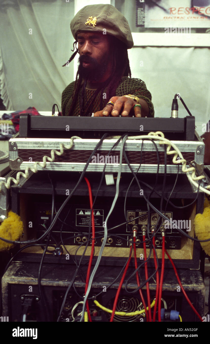 Un Dj reggae rasta à un soundsystem au Nottinghill carnival Banque D'Images