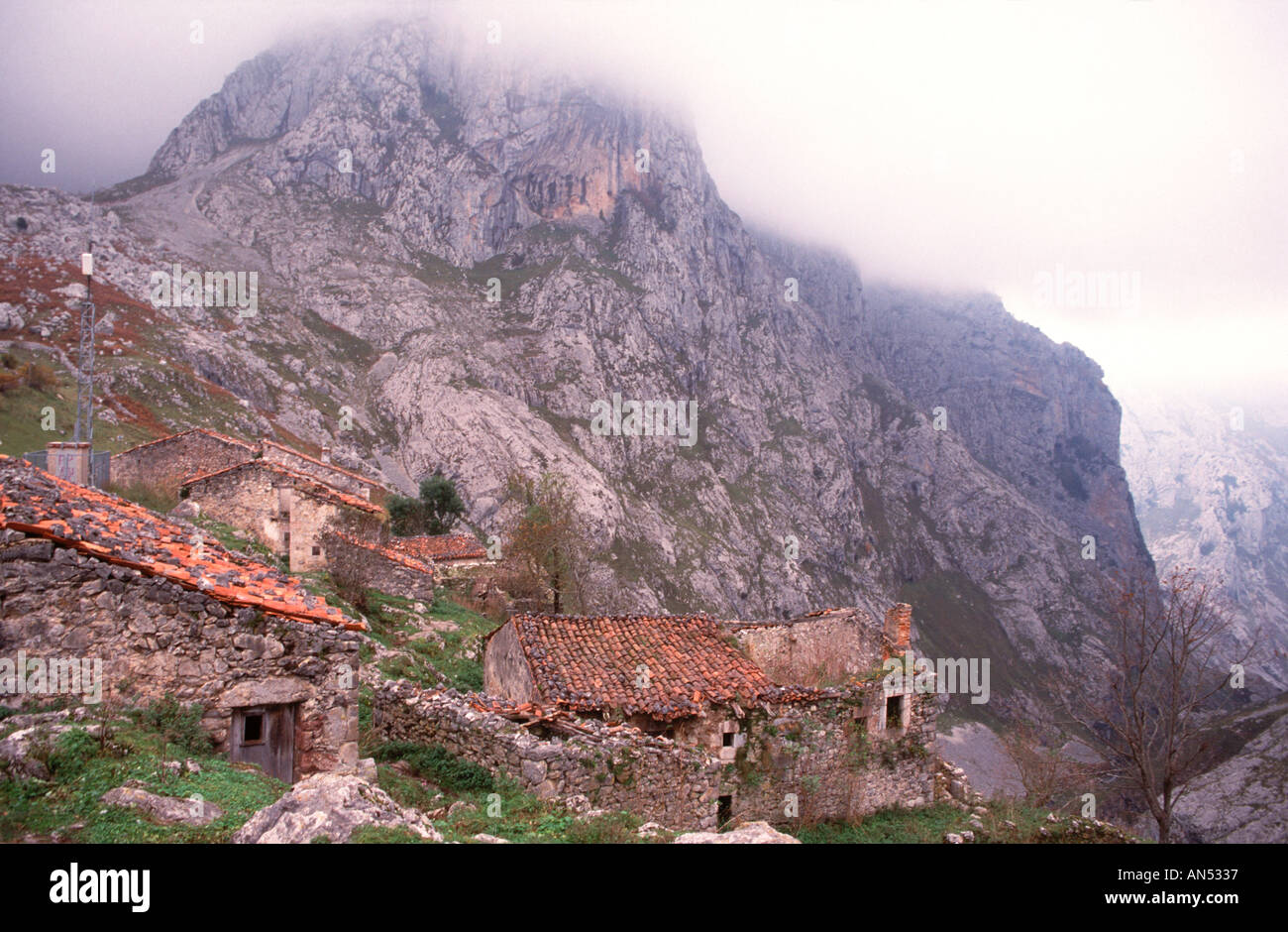 Bulnes village dans le parc national des Picos de Europa Asturias Espagne Photo Stock Alamy