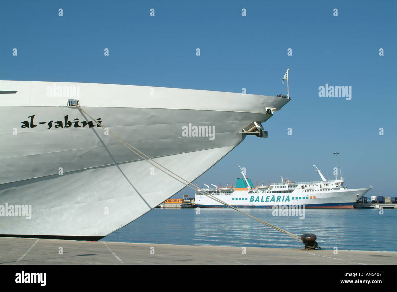 Balearias Fast Ferry AL SABINI quelle route est à Denia Denia Palma accosté  à travers le port est le ferry Isla De Ibiza Photo Stock - Alamy