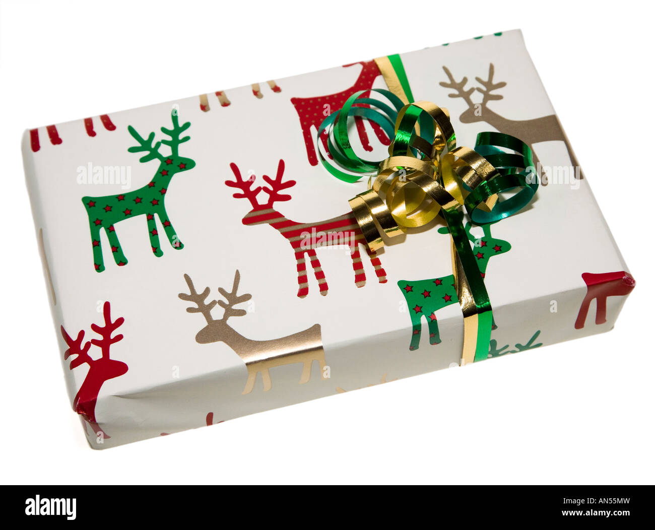 Ruban noué autour d'un livre enveloppé de papier du renne comme cadeau de  Noël Photo Stock - Alamy