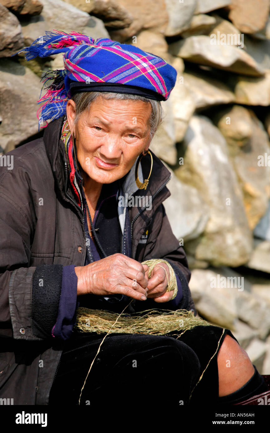 Femme Hmong noir tissage dans Village Taphin, Nord du Vietnam Banque D'Images