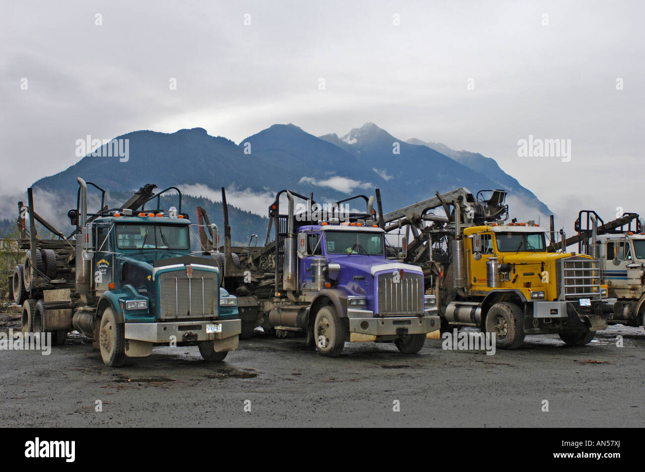 L'industrie forestière canadienne de colis lourds industriels Camion d'exploitation forestière Bois Depot Banque D'Images