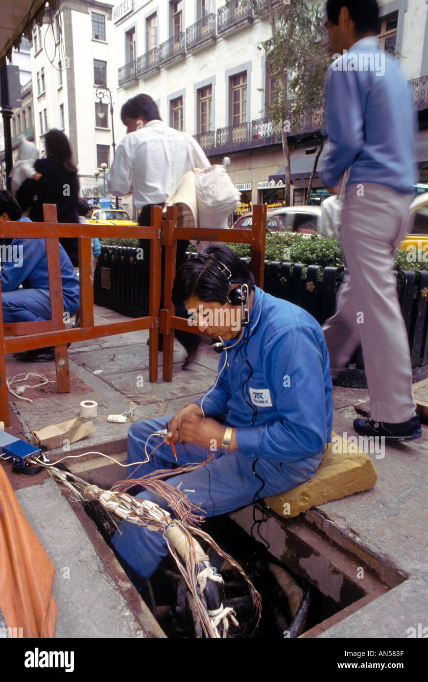 Un Travailleur Pour Telmex Mexico S Reparations Plus Grande Compagnie De Telephone Des Cables Souterrains Dans Le Centre Ville De Mexico Photo Stock Alamy