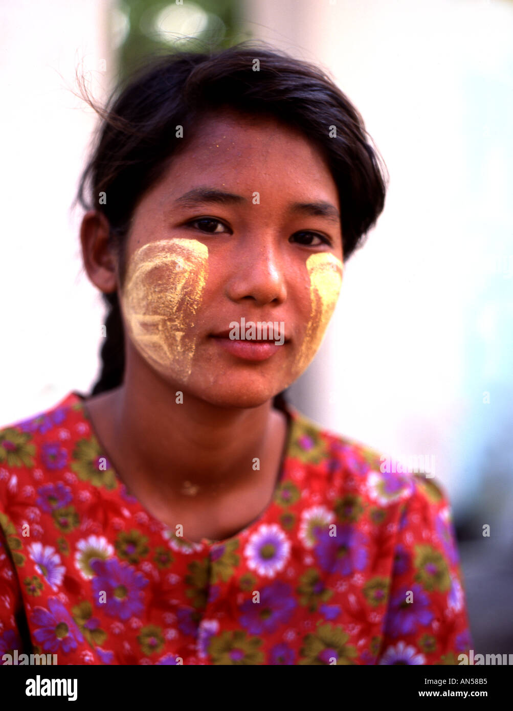 Myanmar Birmanie Yangon jeune femme portant le maquillage facial tanaka  Photo Stock - Alamy