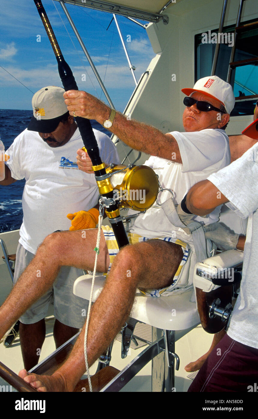 Un pêcheur avec un marlin noir accroché au cours de l'Bisbee et Blue Marlin Tournament à Cabo San Lucas Baja California au Mexique Banque D'Images