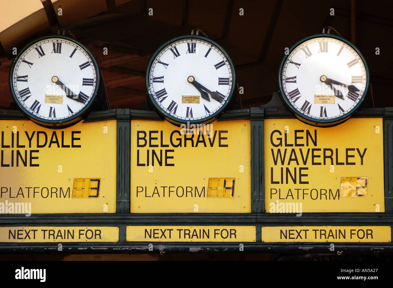 Horloges anciennes à l'entrée de la gare de Flinders Street à Melbourne, Australie 2006 Banque D'Images