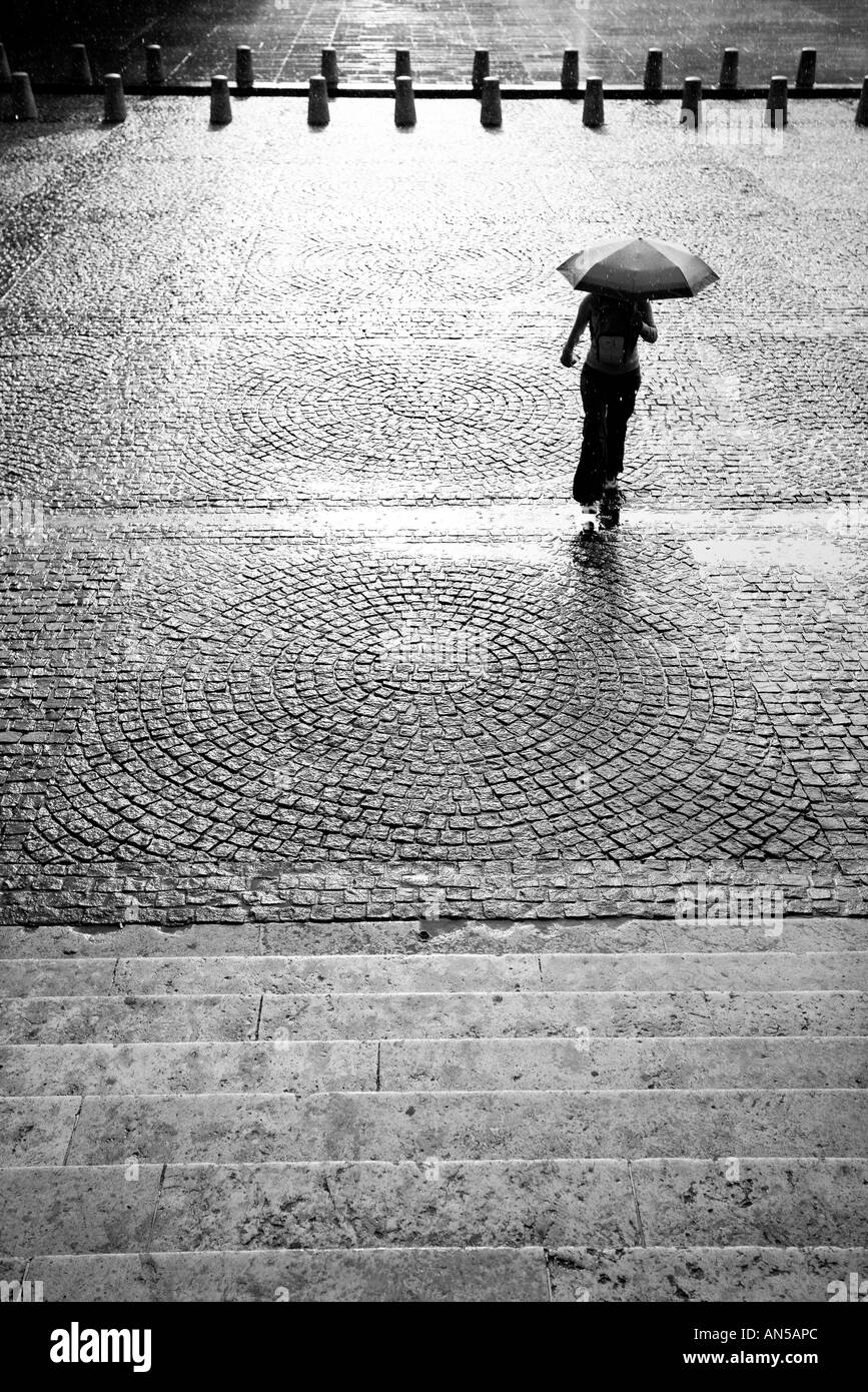 Woman walking in the rain Banque D'Images