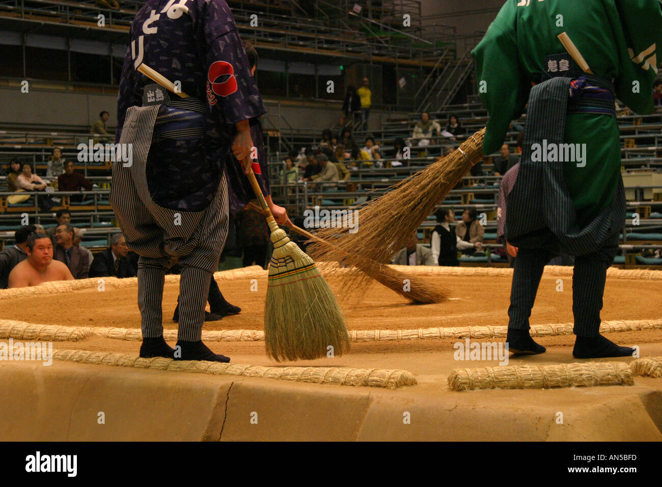 Le sumo wrestling ring dyho est balayé en préparation pour le prochain combat au tournoi de Sumo Printemps à Osaka au Japon Banque D'Images