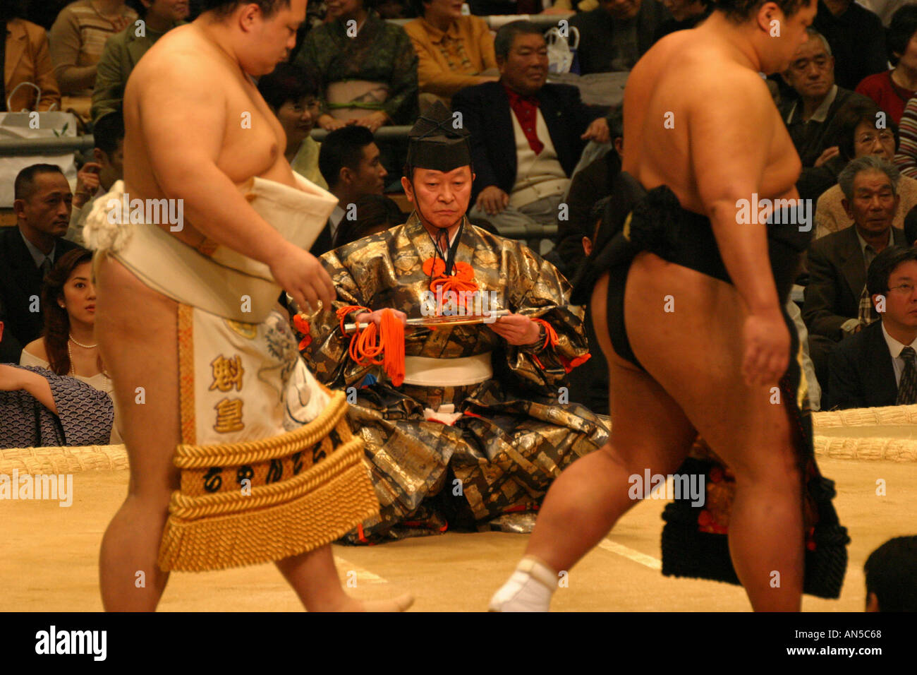 Les lutteurs de sumo entrez l'anneau d'argile pour la lutte cérémonie au tournoi de sumo Printemps à Osaka Japon Asie Banque D'Images