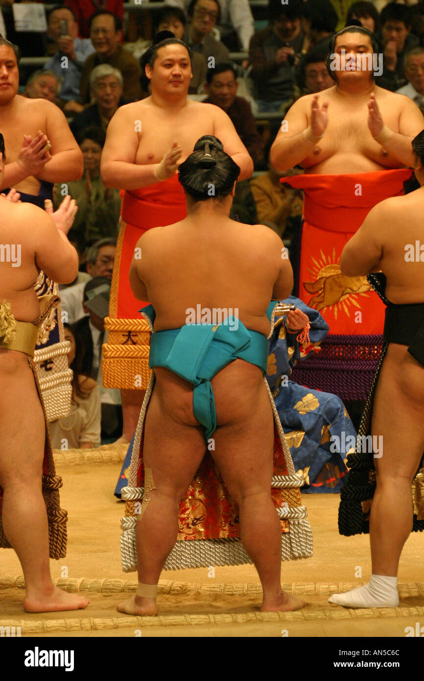 Les lutteurs de sumo attendre une lutte pour mettre fin à la cérémonie de printemps tournoi de Sumo d'Osaka Kansai Japon sport traditionnel asiatique Banque D'Images