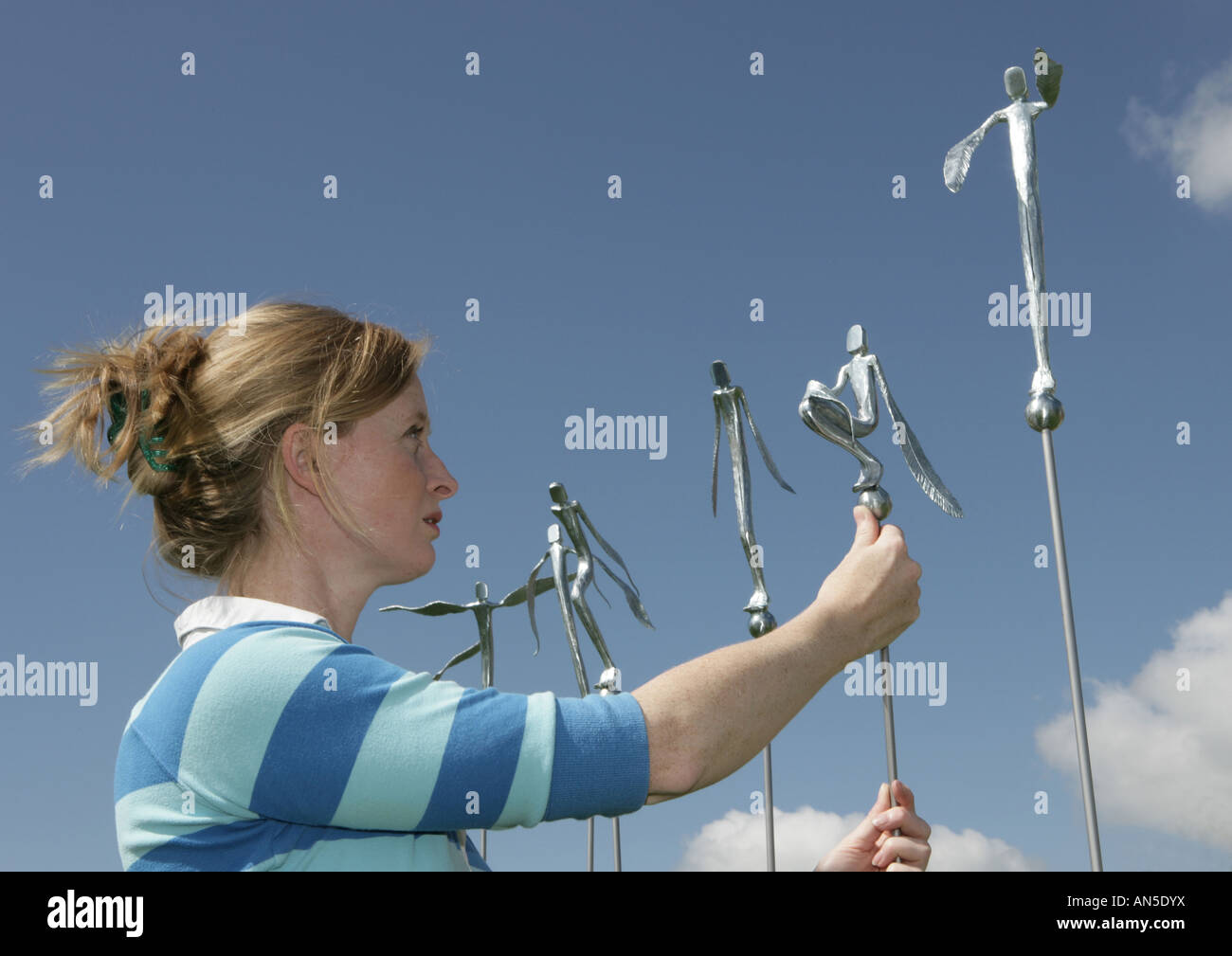 Artiste forgeron Melissa Cole la mise en place d'une exposition de son travail à côté de sa forge près de Marlborough dans le Wiltshire Banque D'Images