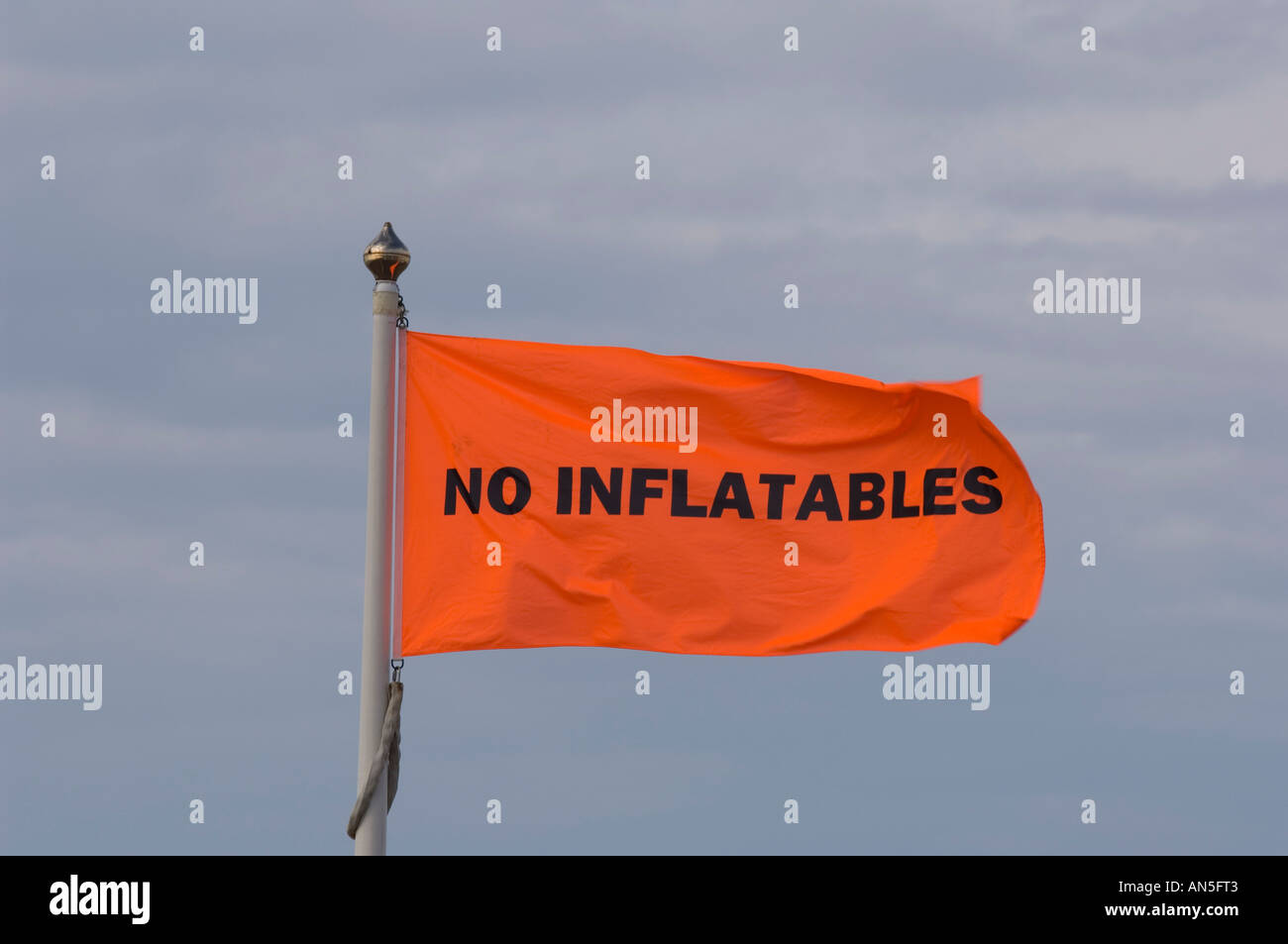Pas de structures gonflables drapeaux d'avertissement sur le front contre un sombre ciel menaçant De La Warr Pavilion Bexhill on Sea en Angleterre Banque D'Images