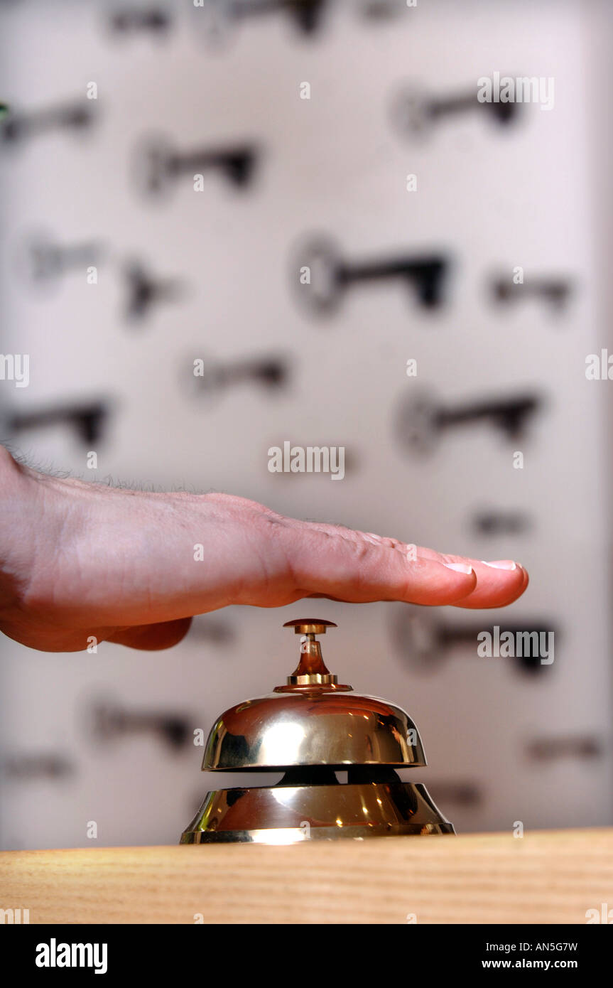 La cloche À UNE RÉCEPTION DE L'HÔTEL AVEC DES CLEFS MONTÉ SUR LE MUR derrière l'UK Banque D'Images