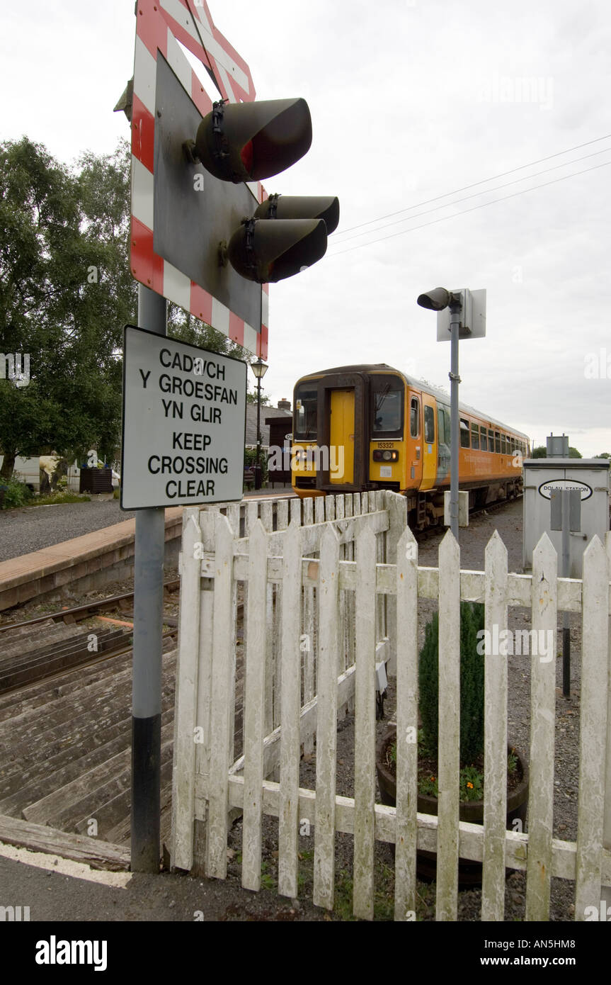 Diesel train à la plate-forme de Dolau gare sur la ligne de Cœur du Pays de Galles Powys Pays de Galles Banque D'Images