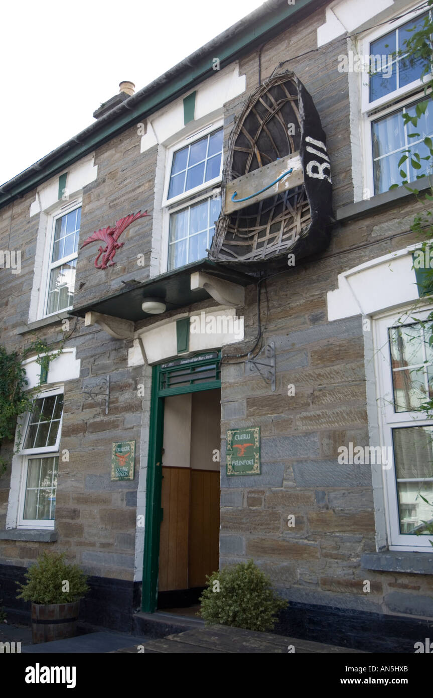 Le pub de l'hôtel Cardiff Arms Inn, Pembrokeshire Wales Cymru Cilgerran coracle wit attaché à la façade Banque D'Images