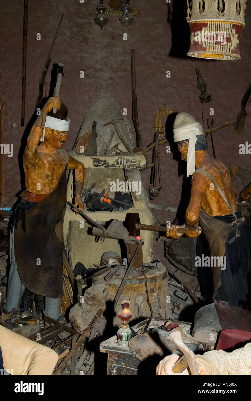 Des statues des forgerons de l'homme au travail dans le château de Moussa Liban Moyen Orient Banque D'Images