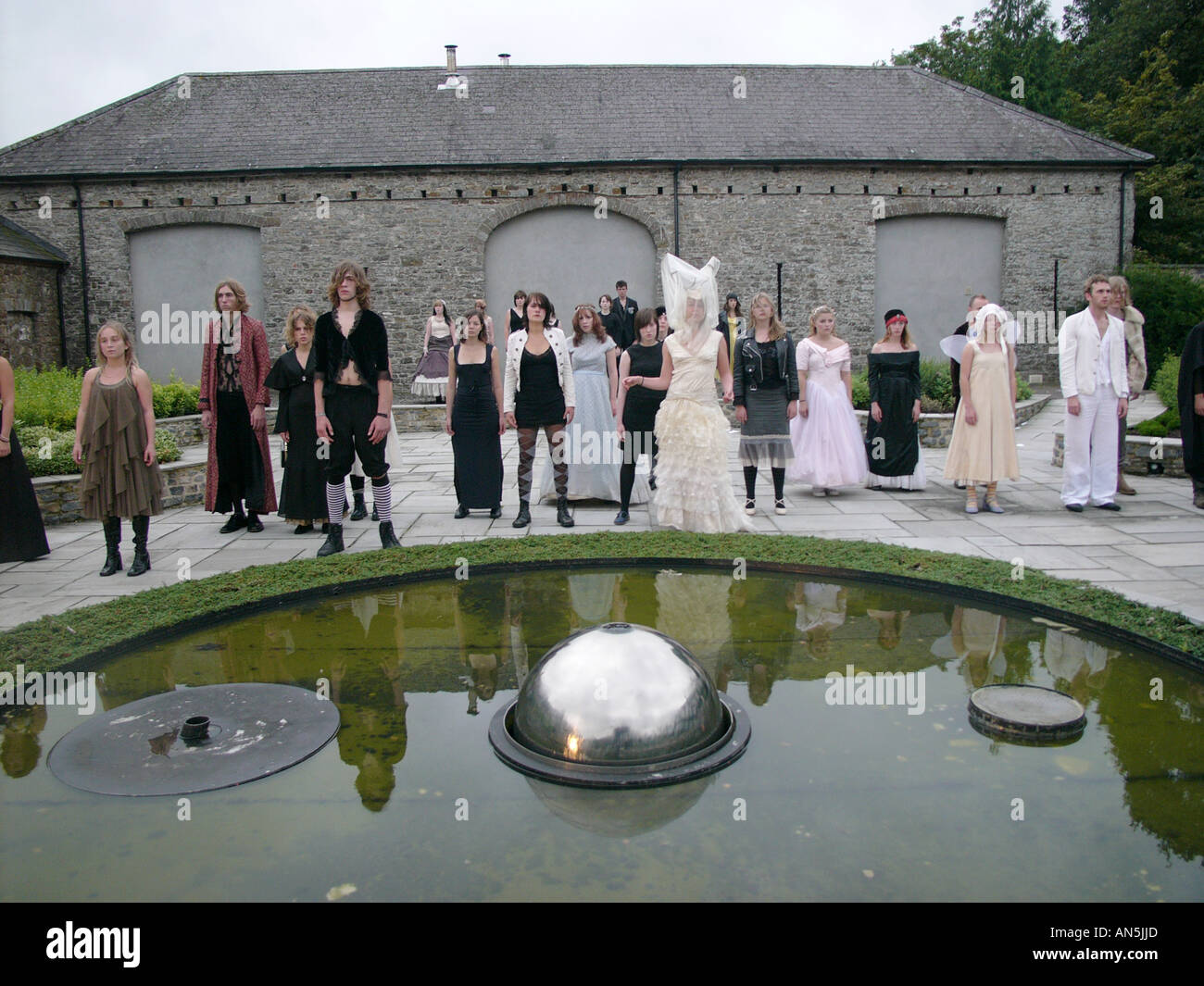 Les jeunes acteurs dramatiques propres au site live art au Jardins Aberglasney Llandeilo Carmarthenshire Wales UK Banque D'Images