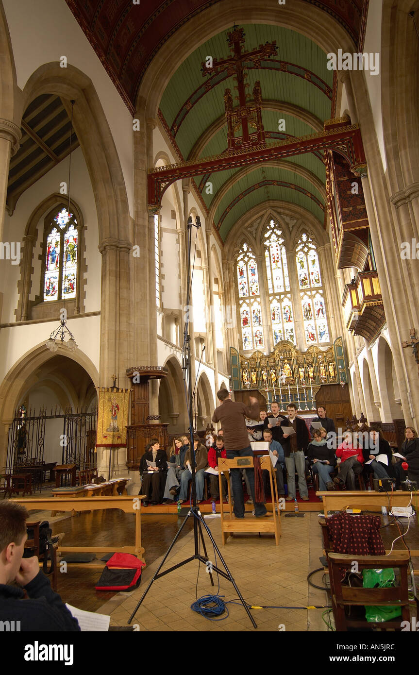 Chœur mixte de Serendipity en répétition et l'enregistrement de leur musique dans une église du Pays de Galles Cardiff UK splott Banque D'Images