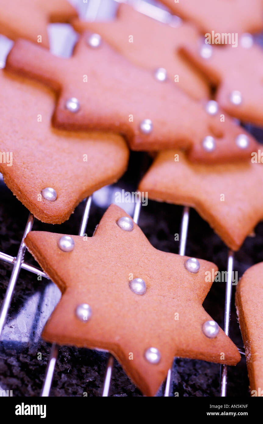 Sur le thème de Noël biscuits d'épices sur une grille de refroidissement sur la surface de travail en granit Banque D'Images