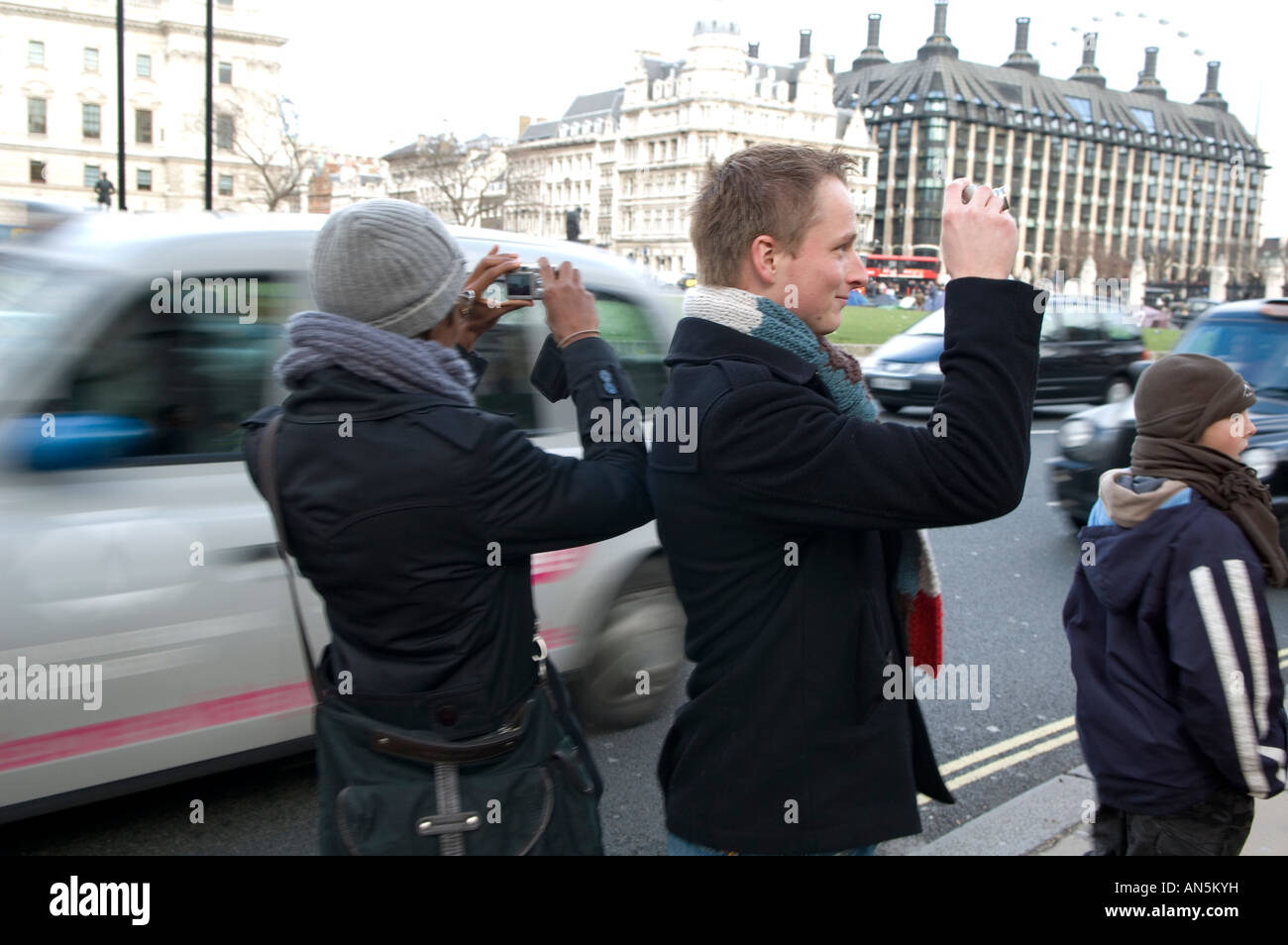 Les touristes ont le plaisir de prendre la photo numérique Westminster London Grande-Bretagne Banque D'Images