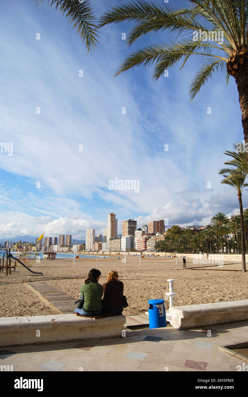 Playa de Poniente en hiver, Benidorm, Costa Blanca, province d'Alicante, Espagne Banque D'Images