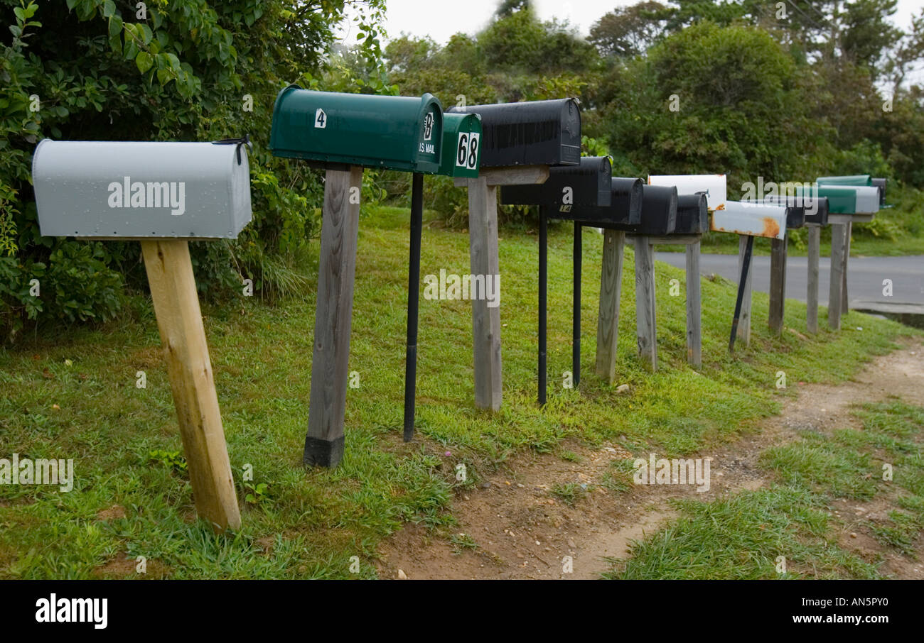 Boîtes aux lettres sur le côté d'une route rurale Banque D'Images