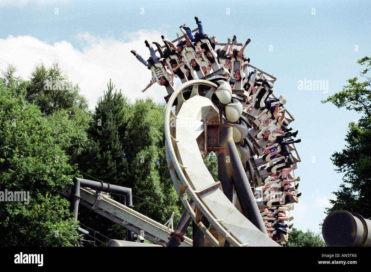 Le tire-bouchon roller coaster ride au parc d'attractions Alton Towers dans le Staffordshire UK Banque D'Images