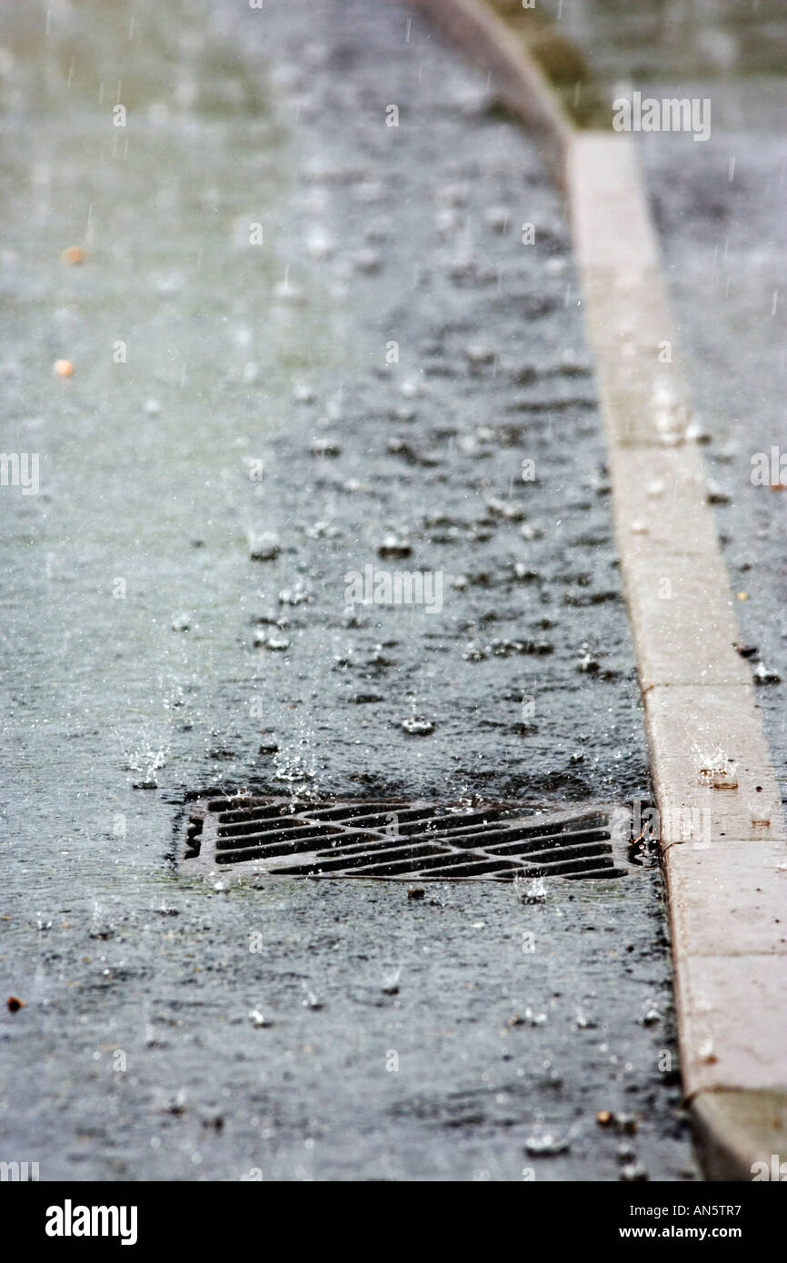 Fonctionnement de l'eau de pluie dans un drain pendant une tempête en Redditch UK Worcestershire Banque D'Images