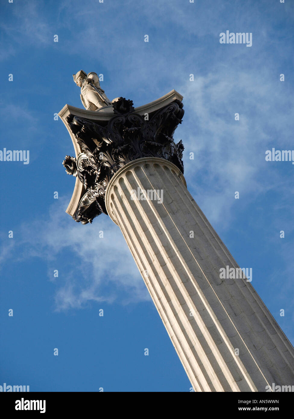 La nettoyé récemment statue de l'amiral Nelson sur haut de Nelsons Column Trafalgar Square Westminster London GB. Banque D'Images