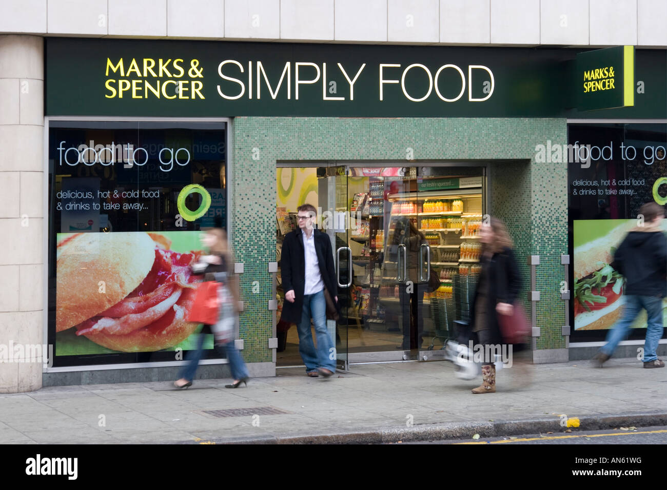 Mark & Spencer Simply Food supermarché Tottenham Court Road London Banque D'Images