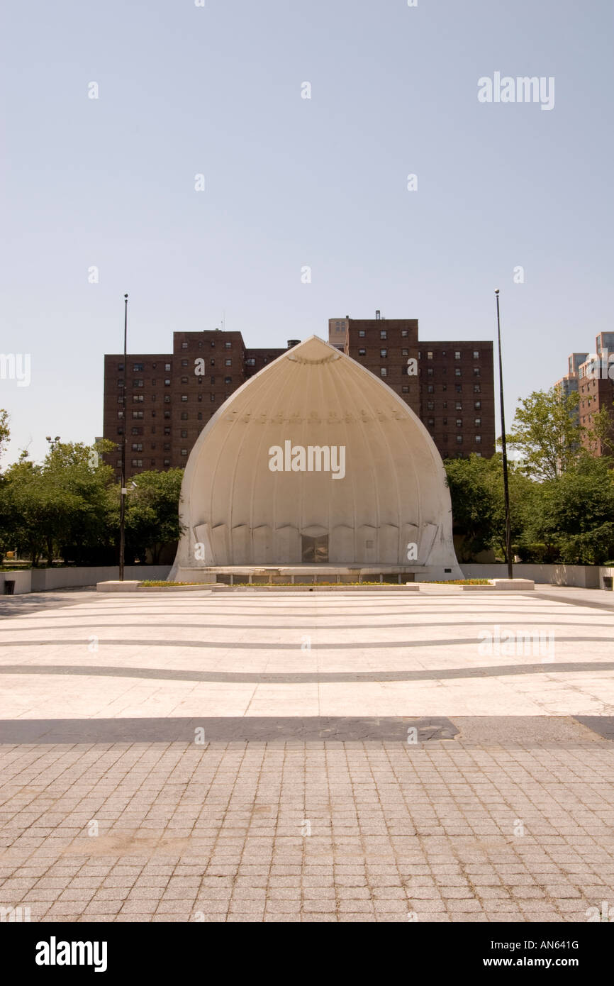 Bandshell et zone de spectacle en plein air près du Lincoln Center, New York City, avec des bâtiments de logements publics en arrière-plan. Banque D'Images