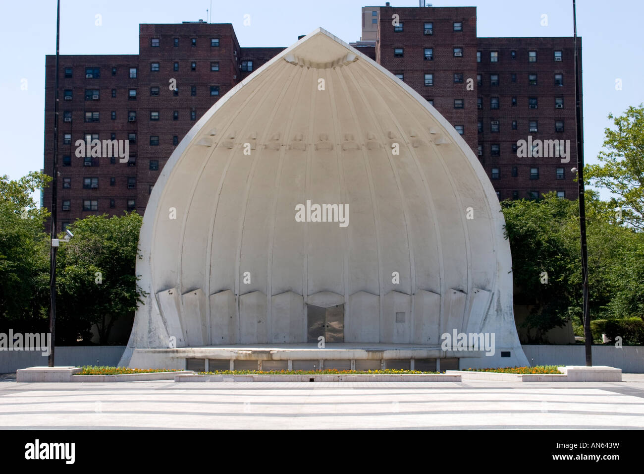 Bandshell et zone de spectacle en plein air près du Lincoln Center, New York City, avec des bâtiments de logements publics en arrière-plan. Banque D'Images