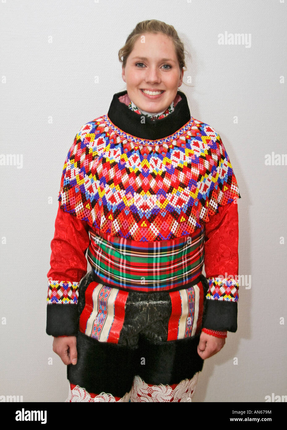 Ceremonal les vêtements portés pour les mariages et fêtes de famille spéciale faite de peau de caribou et de broderie de perles de minuscules bandes de peau Banque D'Images