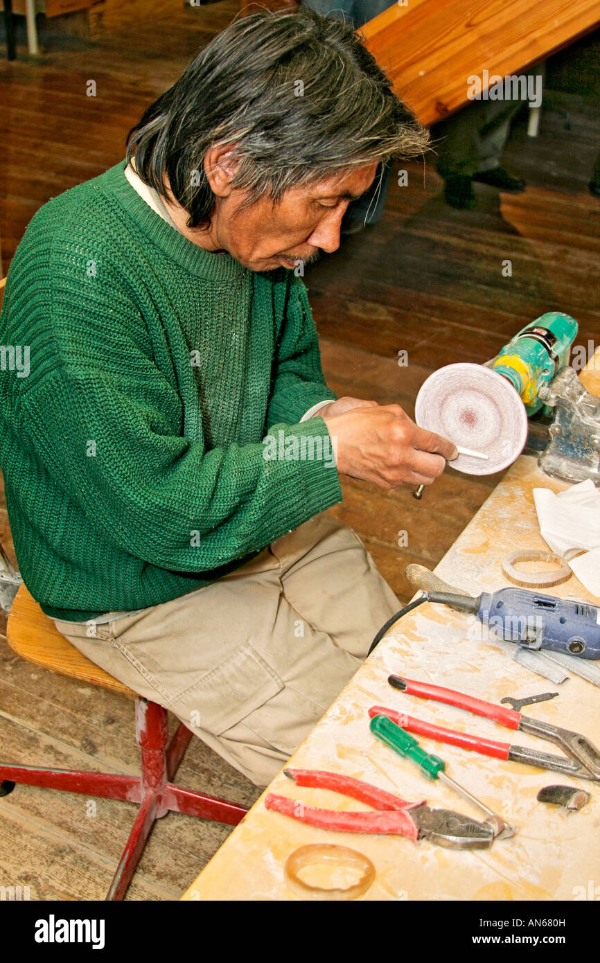Les Inuits groenlandais local artisan bijoux fait de corne de boeuf musqué Sisimiut au Groenland Banque D'Images