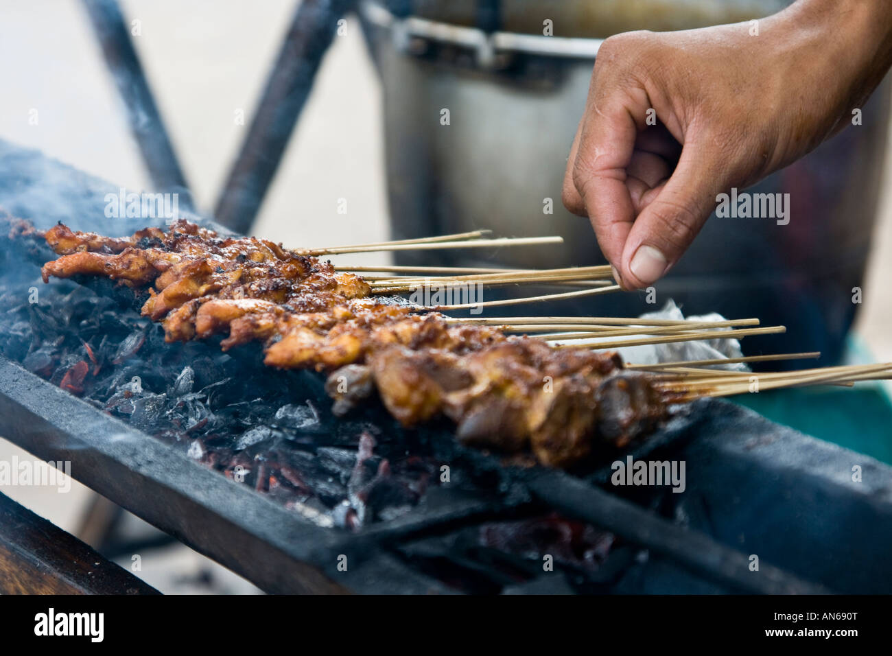 Griller les brochettes de viande Satay de Jakarta, Indonésie Banque D'Images