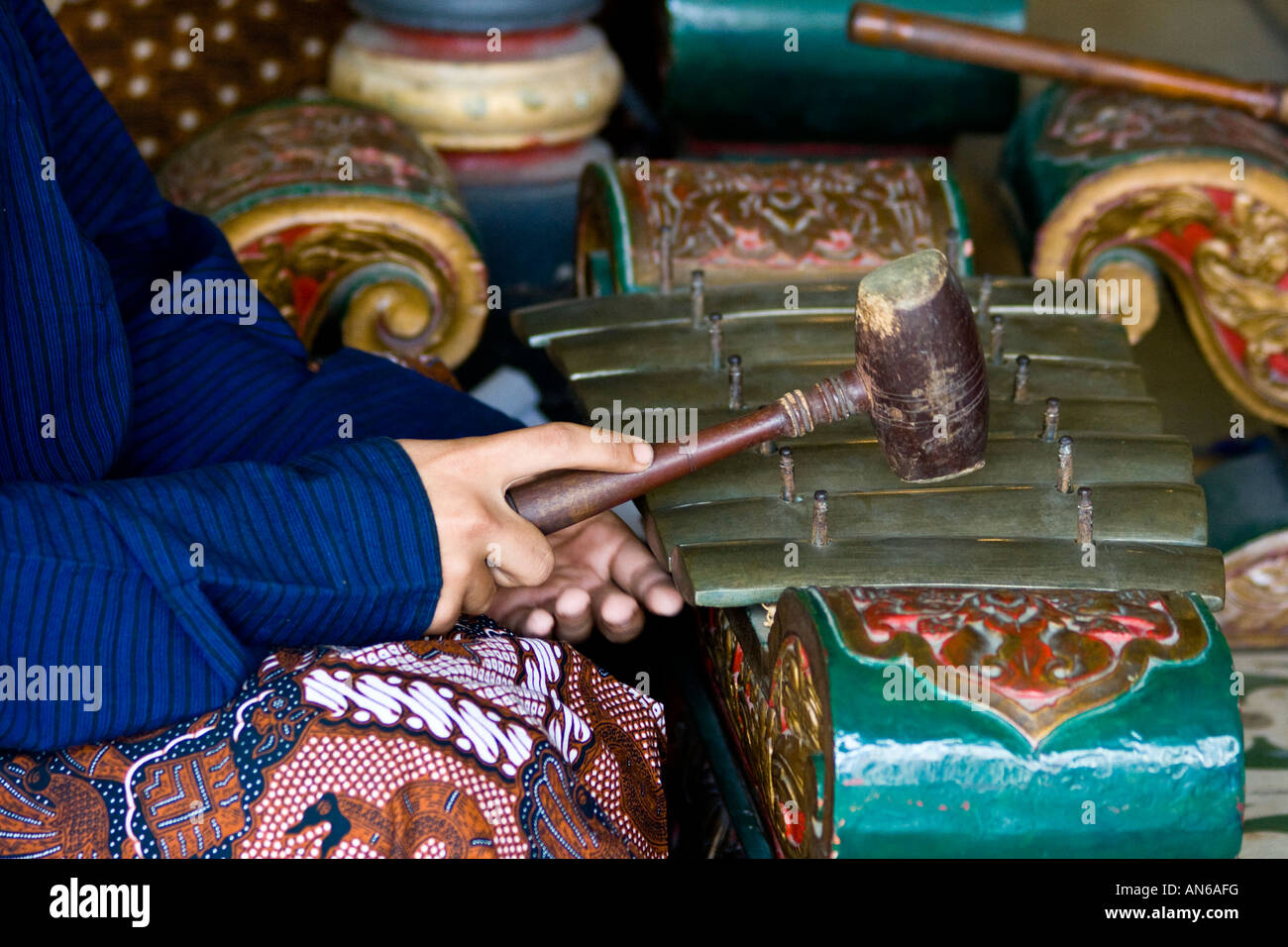 Joueur de gamelan traditionnel d'effectuer au Royal Palace Yogyakarta Indonésie Banque D'Images